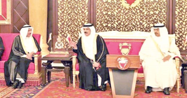 الملك حمد بن عيسى مستقبلا الشيخ عزام الصباح بحضور سمو الشيخ خليفة بن سلمان