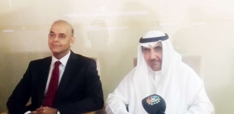 من اليمين ايمن بودي مترئسا عمومية الشركة ﻿