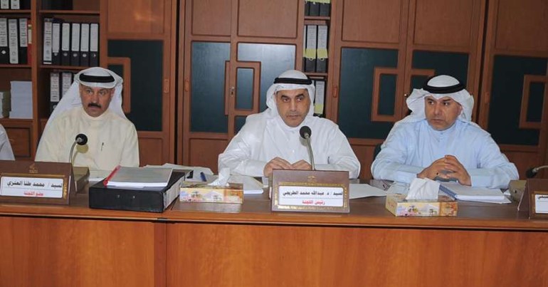عبدالله التميمي ودعبدالله الطريجي ومحمد طنا خلال اجتماع اللجنة