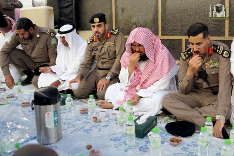 صورة: السديس يتناول إفطاره مع رجال الأمن إلى جوار الكعبة