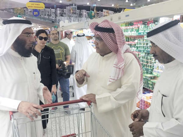 حسن كاظم في حديث مع احد المواطنين خلال الجولة﻿