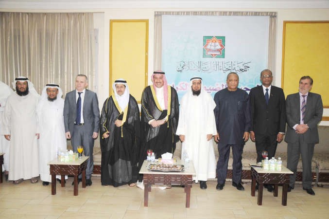 الشيخ فيصل الحمود وعدد من الحضور مع مطارق العيسى﻿