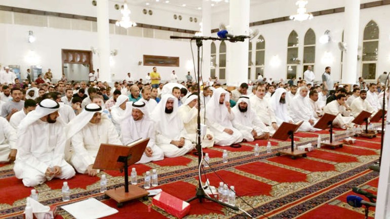 ديعقوب الصانع ودوليد الشعيب ودخالد الحيص في مقدمة المصلين بمسجد جابر العلي