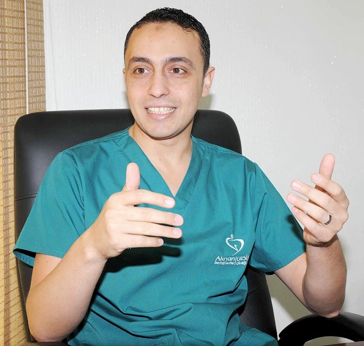 د. محمد الفرماوي لـ «الأنباء»: التلوث أثناء الجراحة أهم أسباب فشل زراعة الأسنان