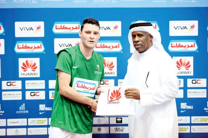 النجم البحريني السابق حمود سلطان يسلم جائزة افضل لاعب