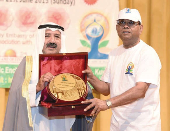 الشيخ ناصر صباح الاحمد يتسلم درعا تكريمية من السفير الهندي﻿