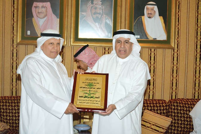 د عبدالعزيز الفايز مكرما ناصر الجعيد﻿