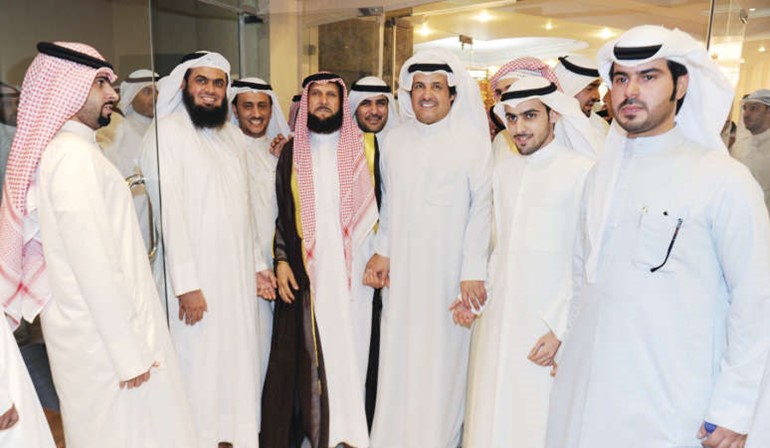 سلطان اللغيصم متوسطا الحضور