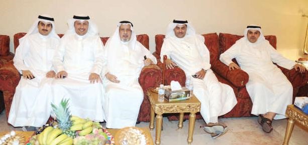 طلال الجلال متوسطا اهله ومحبيه خلال الغبقة الرمضانية