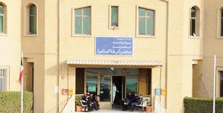 احتجاز مواطن هدد ضابطاً بالسيف وأهان وهدد موظفين في بنك