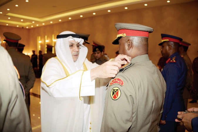 الشيخ خالد الجراح يقلد احد الضباط رتبته الجديدة﻿