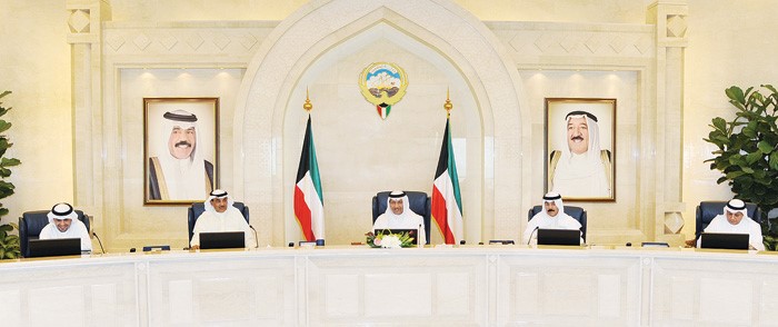 سمو رئيس الوزراء الشيخ جابر المبارك مترئسا الجلسة ويبدو الشيخ صباح الخالد والشيخ محمد الخالد والشيخ خالد الجراح وانس الصالح