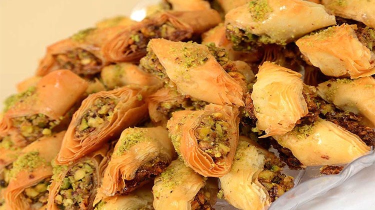 تناول الحلويات والعصائر بكثرة في السحور حيث تعمل على شعورك بالعطش