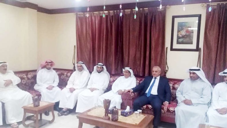 دبدر العيسى ووليد الحساوي وعدد من المهنئين خلال حفل الاستقبال﻿