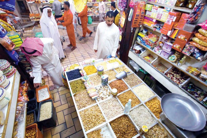 عرض كثيف للمنتجات في الجمعيات حيث تعمل الشركات على تصريف البضائع في شهر رمضان وبهامش ربحي ضئيل وبتخفيضات اكثر من المسموح به عند 20افپ﻿