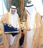 صاحب السمو الامير يتسلم هدية تذكارية من م عبدالرحمن الغنيم