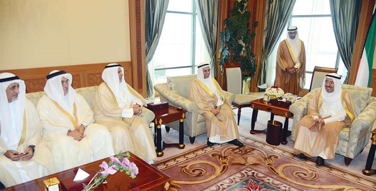 صاحب السمو الامير خلال لقائه عبدالرحمن الغنيم ورؤساء معاهد المهندسين الكهربائيين والالكترونيين في دول التعاون 