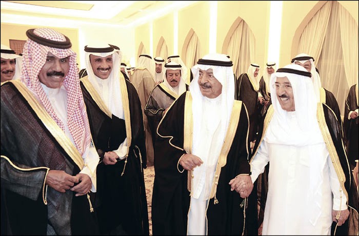 صاحب السمو الامير يدا بيد مع اخيه رئيس وزراء البحرين صاحب السمو الملكي الامير خليفة بن سلمان ال خليفة بحضور سمو ولي العهد الشيخ نواف الاحمد ومرزوق الغانم