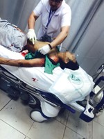 المجني عليه خلال تلقيه العلاج في مستشفى الجهراء