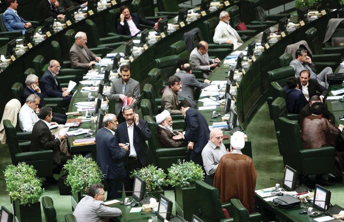 نواب ايرانيونيتبادلون النقاش خلالالجلسة التي اقروا فيهابصفة نهائية قانون حماية المنجزات النووية امس	افپ ﻿