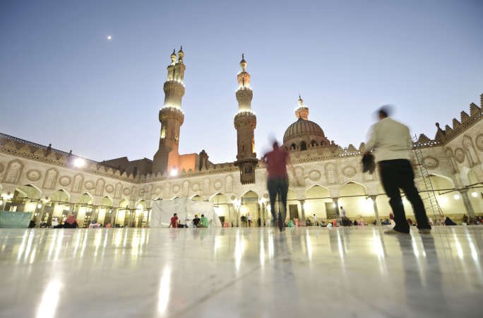 مصريون في طريقهم لاداء صلاة التراويح في مسجد الازهر الشريف في القاهرة امس الاولافپ