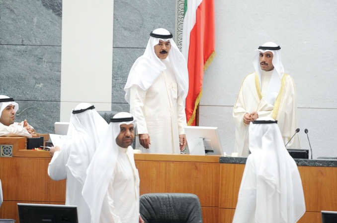 رئيس مجلس الامة مرزوق الغانم ونائب رئيس الوزراء ووزير الداخلية الشيخ محمد الخالد واحمد القضيبي على المنصة