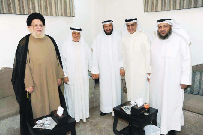 دخليل عبدالله خلال استقباله دعلي العمير ومحمد المهري وبعض الحضور هاني عبدالله
