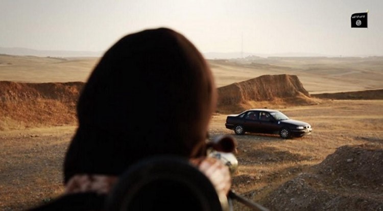 بالفيديو والصور.. داعش يبتكر أساليب أكثر وحشية للإعدام: الاغراق بقفص مغلق في البحر.. والاعدام حرقاً بالسيارة!