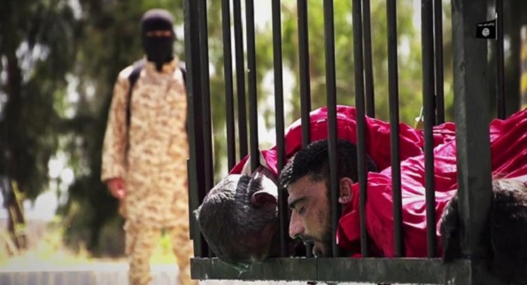 بالفيديو والصور.. داعش يبتكر أساليب أكثر وحشية للإعدام: الاغراق بقفص مغلق في البحر.. والاعدام حرقاً بالسيارة!