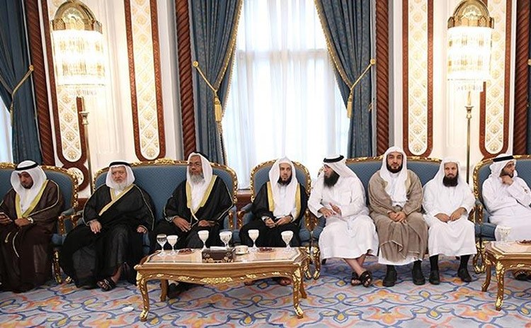 بالفيديو والصور.. أمير قطر يقيم مأدبة إفطار لـ"العريفي" و"العمر" و"القرني"