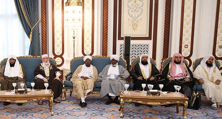 بالفيديو والصور.. أمير قطر يقيم مأدبة إفطار لـ"العريفي" و"العمر" و"القرني"