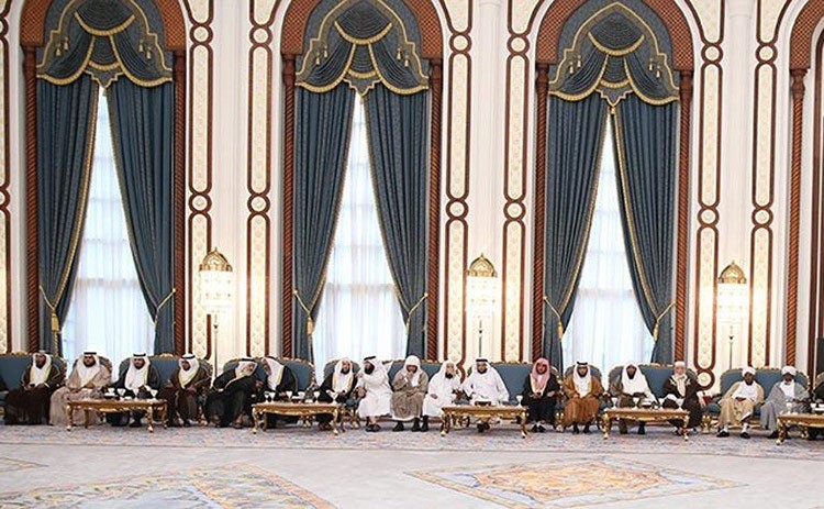 بالفيديو والصور.. أمير قطر يقيم مأدبة إفطار لـ"العريفي" و"العمر" و"القرني"