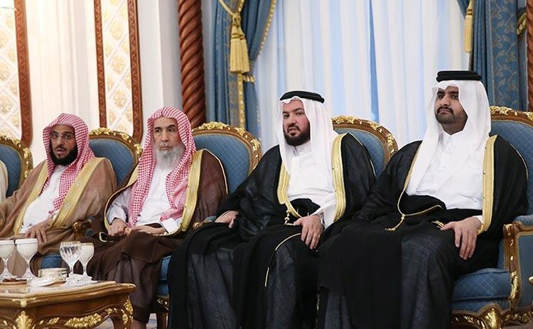 بالفيديو والصور.. أمير قطر يقيم مأدبة إفطار لـ"العريفي" و"العمر" و"القرني"