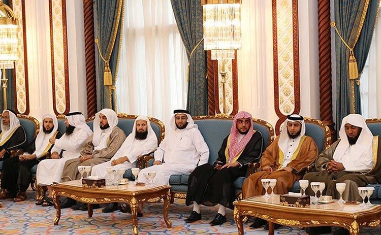 بالفيديو والصور.. أمير قطر يقيم مأدبة إفطار لـ"العريفي" و"العمر" و"القرني"