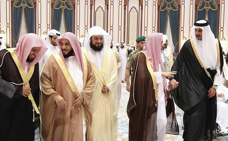 بالفيديو والصور.. أمير قطر يقيم مأدبة إفطار لـ"العريفي" و"العمر" و"القرني"