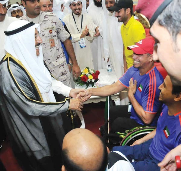 صاحب السمو الامير الشيخ صباح الاحمد مصافحا بعض الحضور خلال زيارته النادي الكويتي للمعاقين