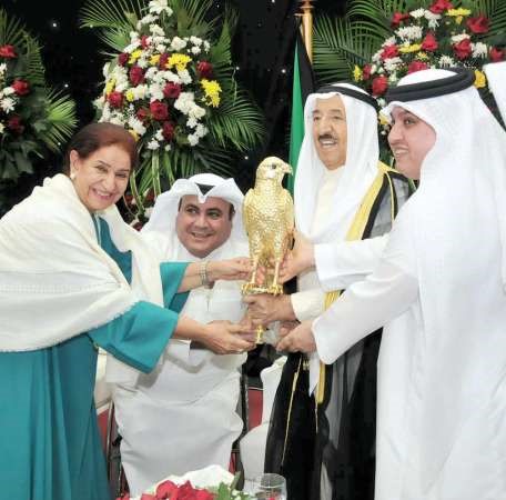 صاحب السمو الامير الشيخ صباح الاحمد يتسلم هدية تذكارية من الشيخة شيخة العبدالله وشافي الهاجري في نادي المعاقين ﻿