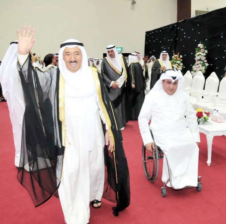 صاحب السمو الامير يحيي الحضور لدى وصوله الى نادي المعاقين ﻿