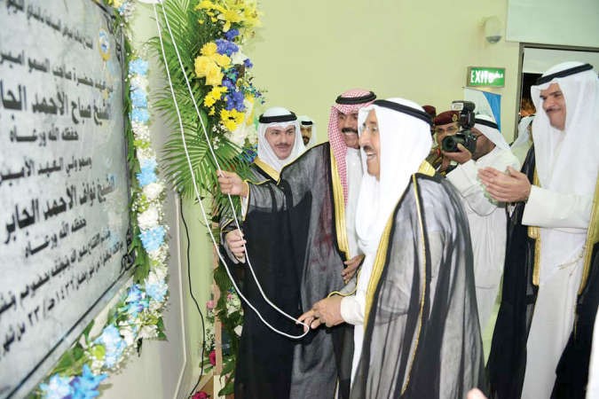صاحب السمو الامير يقوم بازاحة الستار عن اللوحة التذكارية بمناسبة افتتاح احواض السباحة بالنادي الكويتي الرياضي للصم بحضور سمو ولي العهد والشيخ سلمان الحمود ﻿