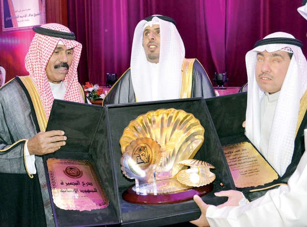 سمو ولي العهد الشيخ نواف الاحمد يتسلم هدية تذكارية من جمعية المكفوفين ﻿
