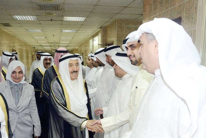 صاحب السمو مصافحا الحضور في جمعية المكفوفين وتبدو الوزيرة هند الصبيح ﻿