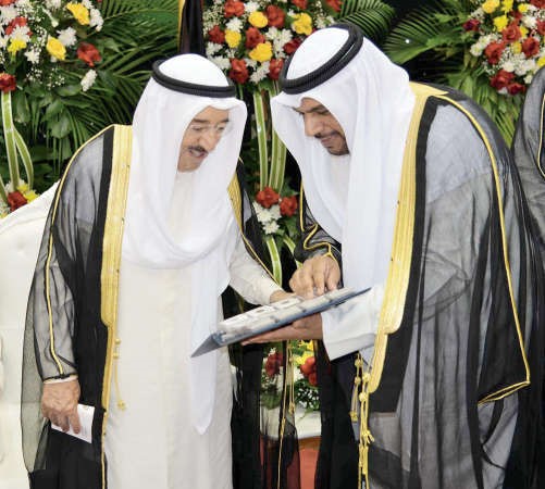 الشيخ احمد المنصور يطلع صاحب السمو على بعض اصدارات نادي المعاقين ﻿