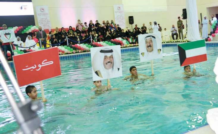 مجموعة من منتسبي نادي الصم خلال تقديم فقرة استعراض مهارات السباحة﻿