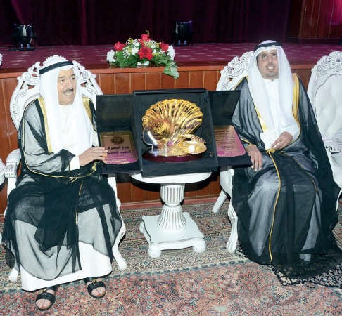 صاحب السمو الامير يتسلم هدية تذكارية من جمعية المكفوفين﻿
