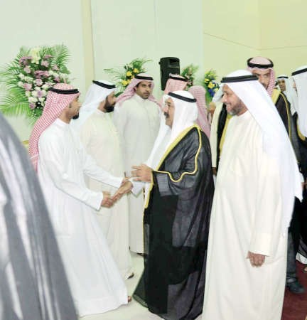 الشيخ ناصر صباح الاحمد مصافحا الحضور في نادي الصم ﻿