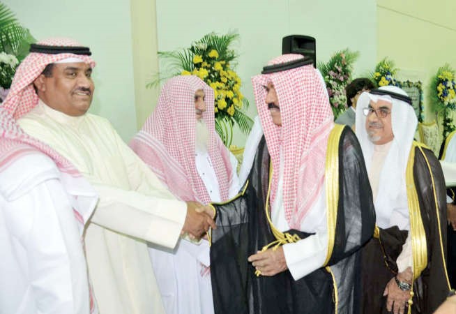سمو ولي العهد الشيخ نواف الاحمد مصافحا احد الحضور في نادي الصم ﻿