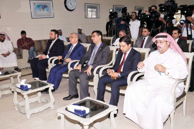 الزميل جاسم كمال وسيد احمد الحكيم وسيد محسن الحكيم وسيد رضا جواد تقي نائب رئيس المجلس الاعلى للعلاقات السياسية واركان السفارة العراقية في مقدمة الحضور ﻿