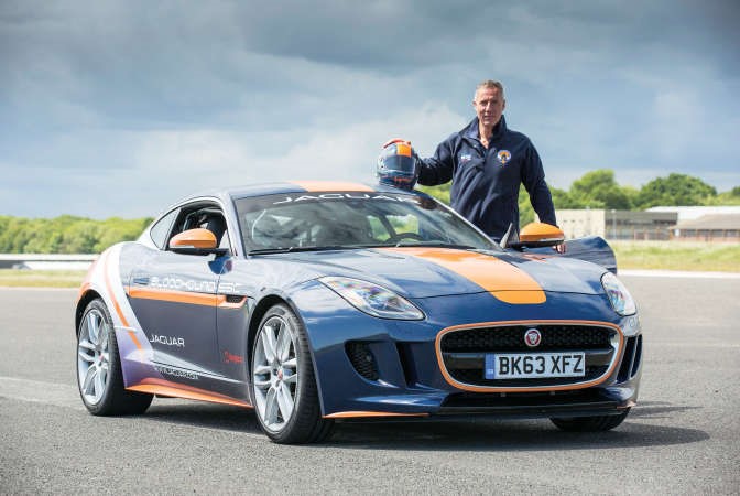 جاكوار F-TYPE كوبيه تنجز اختبار فتح المظلات بنجاح