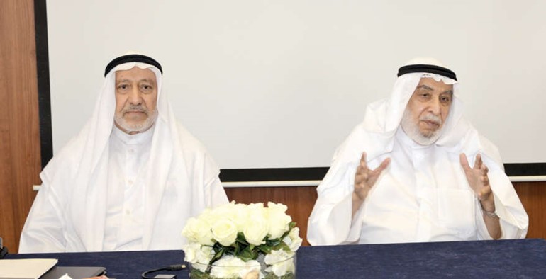 الشيخ دخالد المذكور متحدثا خلال المحاضرة﻿