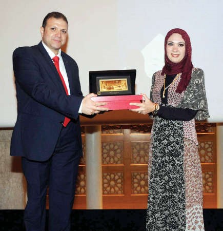 درع تكريمية من ايهاب زكري الى منال رمزي 